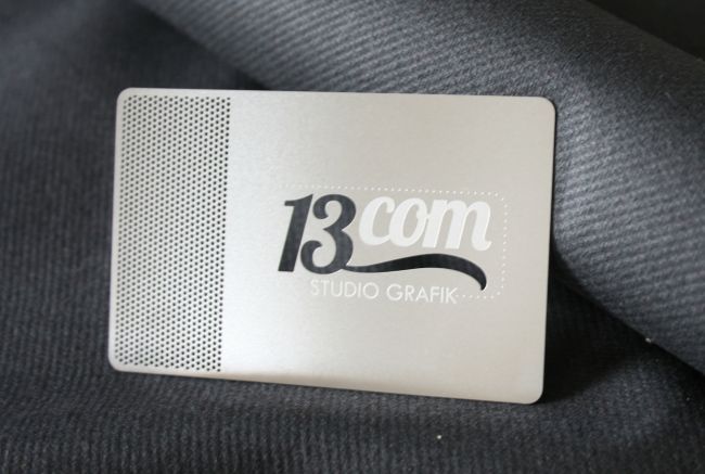 Carte de visite métallique brute 13COM perforée, gravée, taillée dans la masse